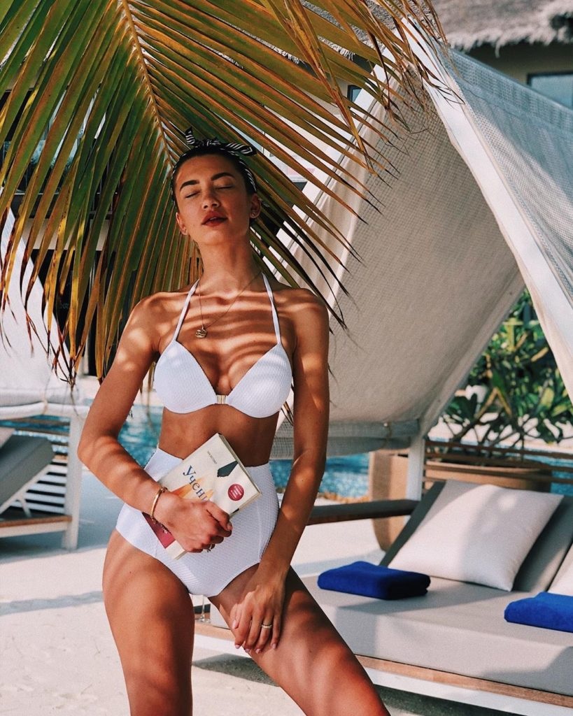 Лариса Сладкова в купальнике