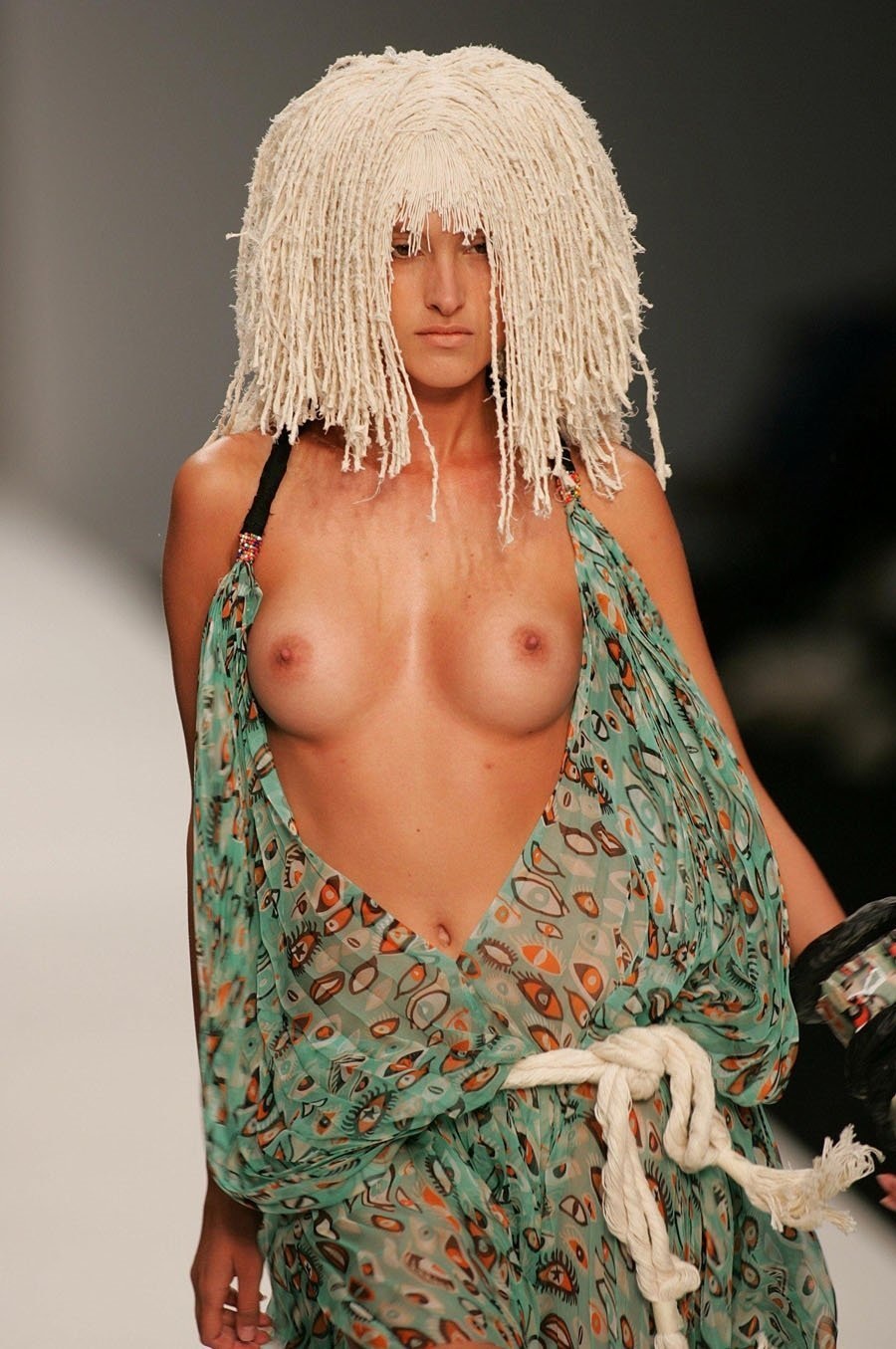 Голые фотомодели на подиуме