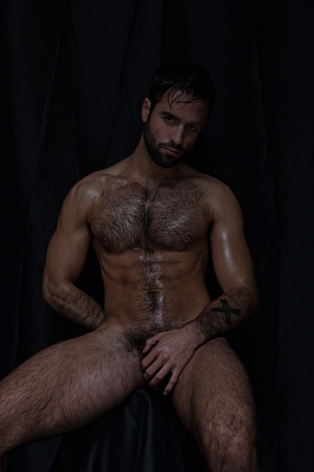 Голый брутальный волосатый мужчина