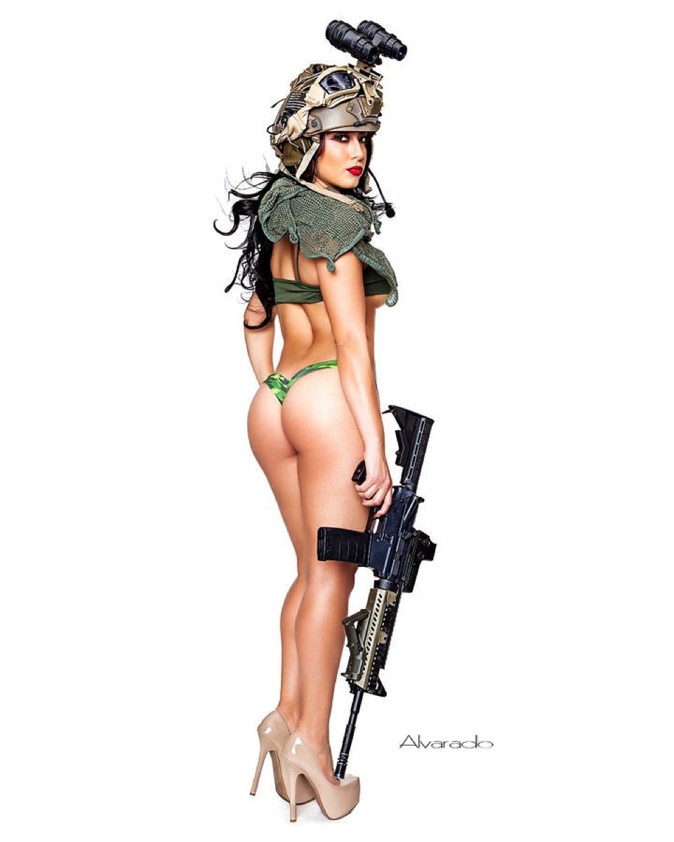 Взрослая женщина в военной форме