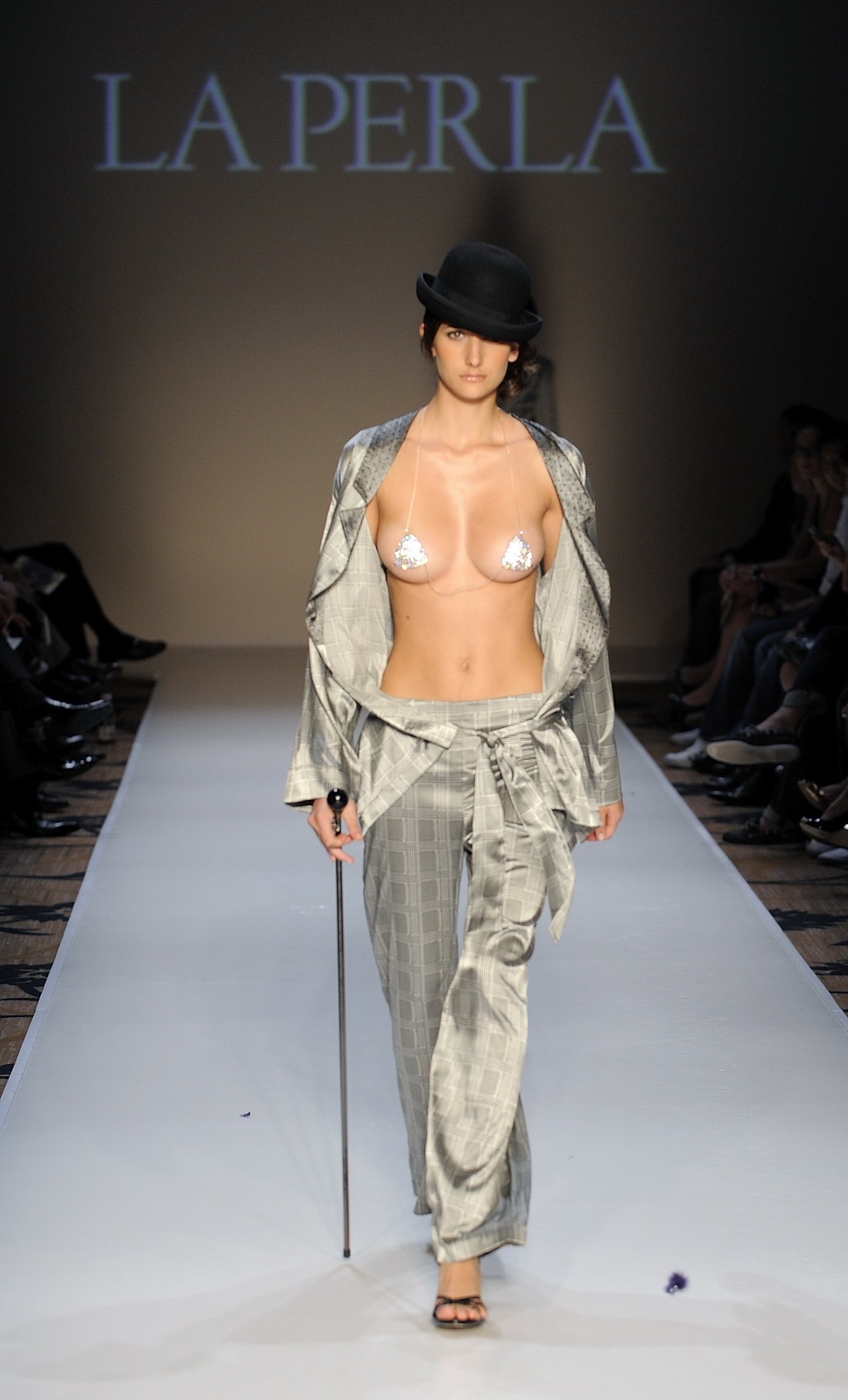 Голые женщины и мужчины ходят по подиуму