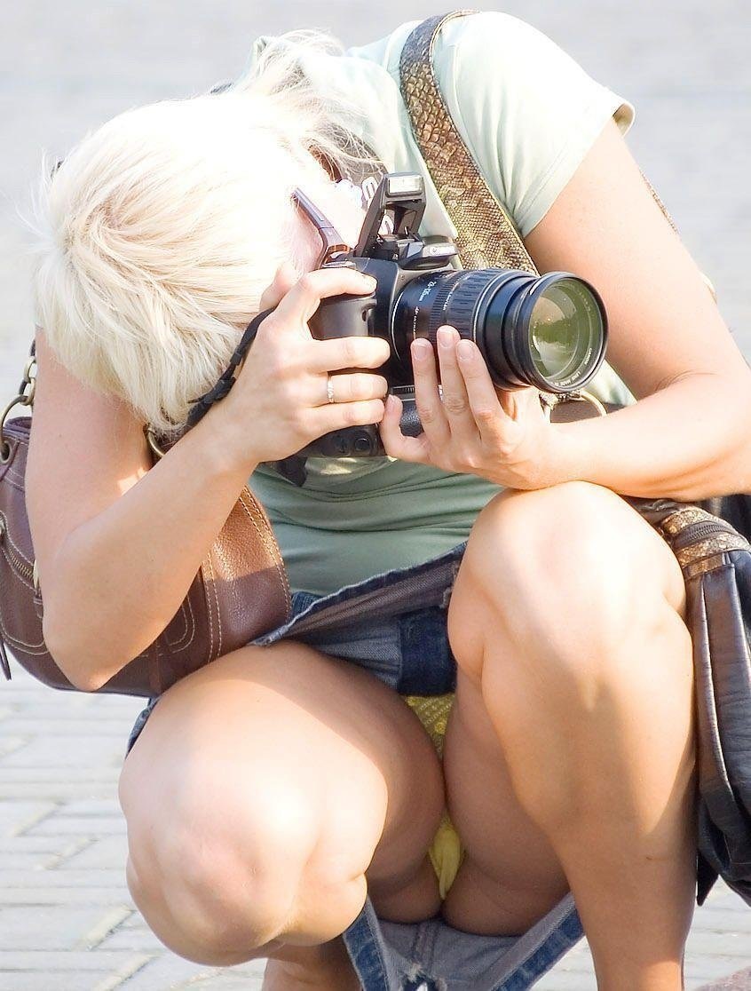 Засветила киску в машине