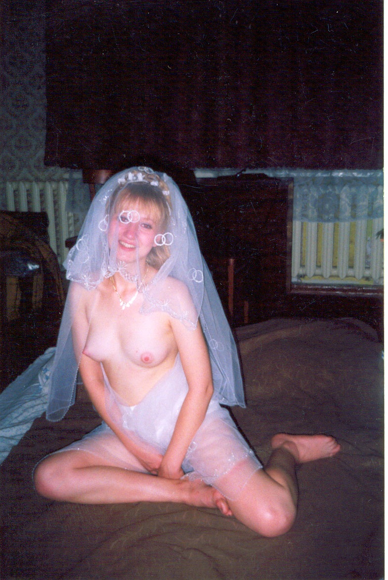 Голая невеста в свадебном платье