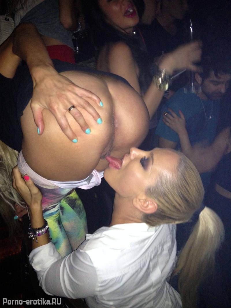 Лесби кунилингус на публике