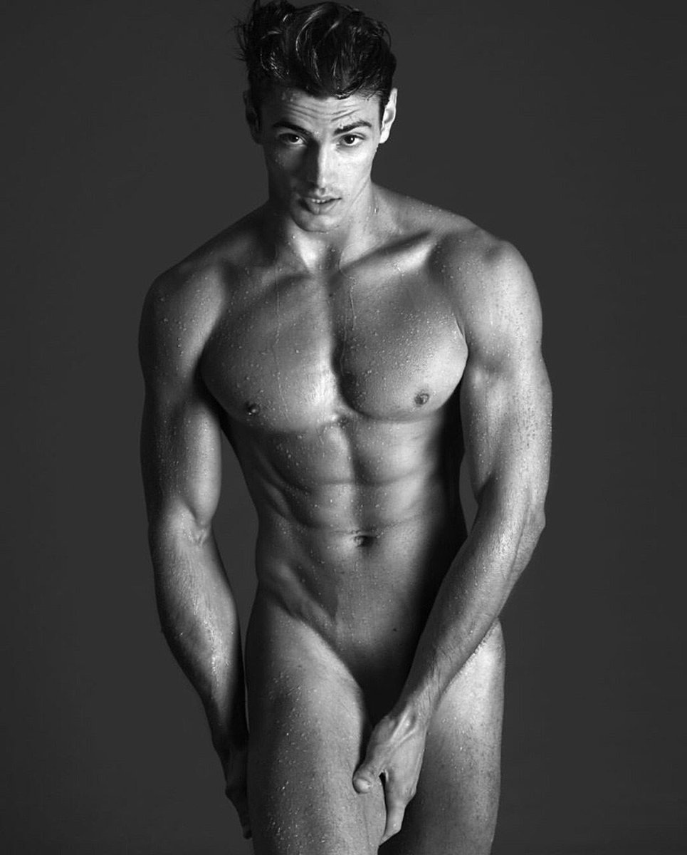 Голый Мэтью Дилан Россер