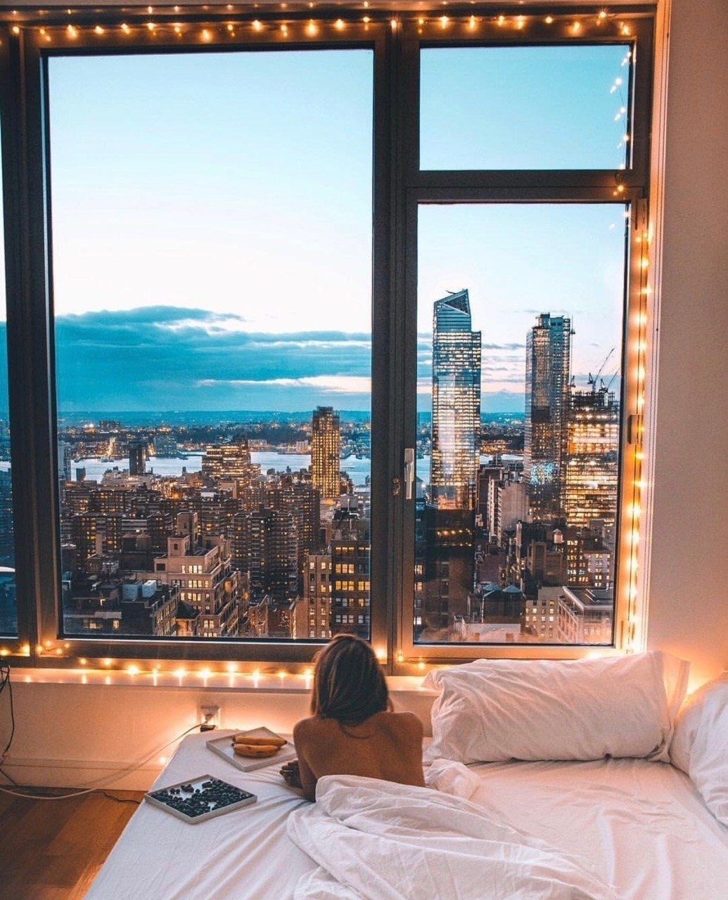 Бизнесвумен у окна небоскреба