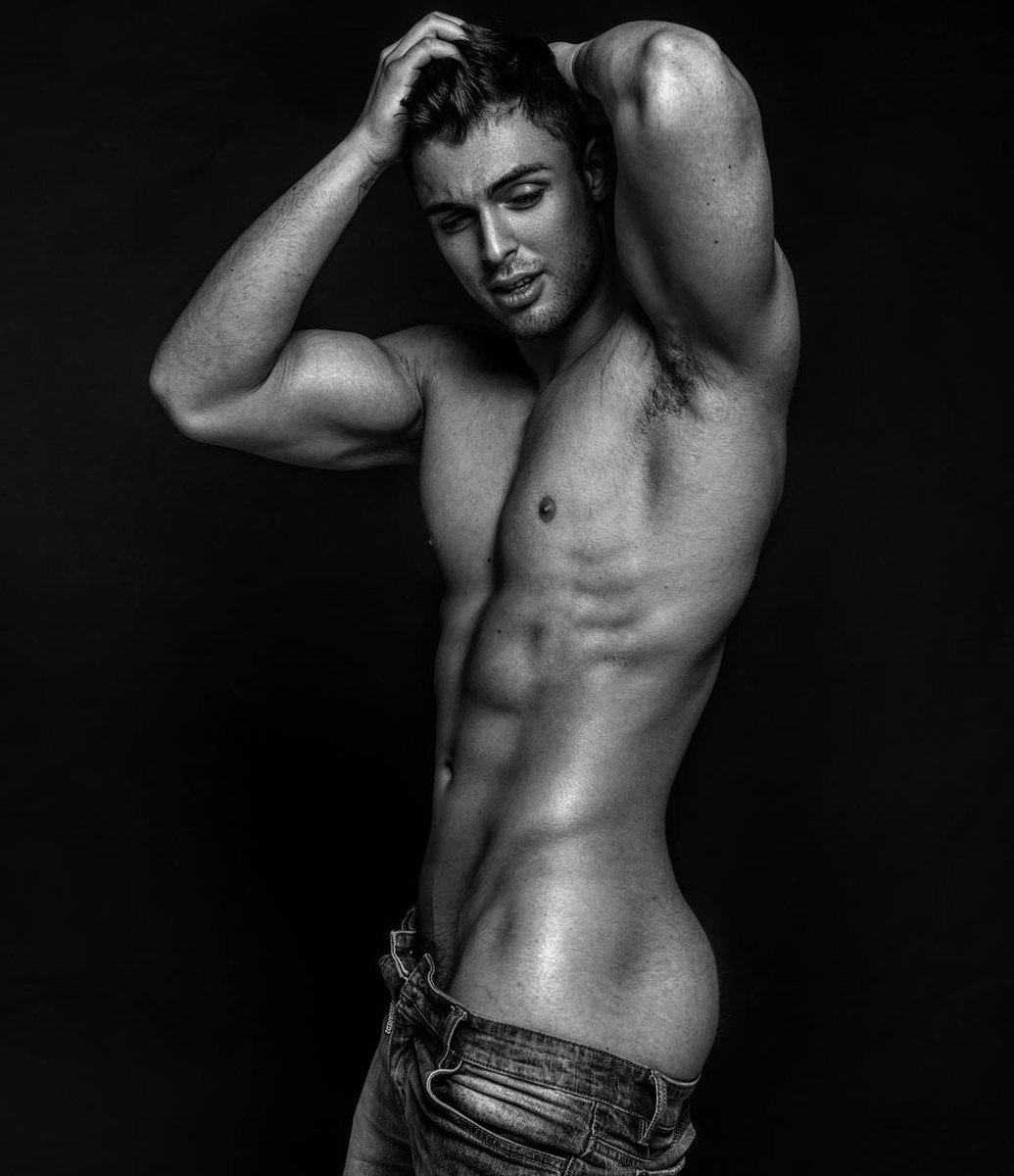 Голые молодые парни ебутся