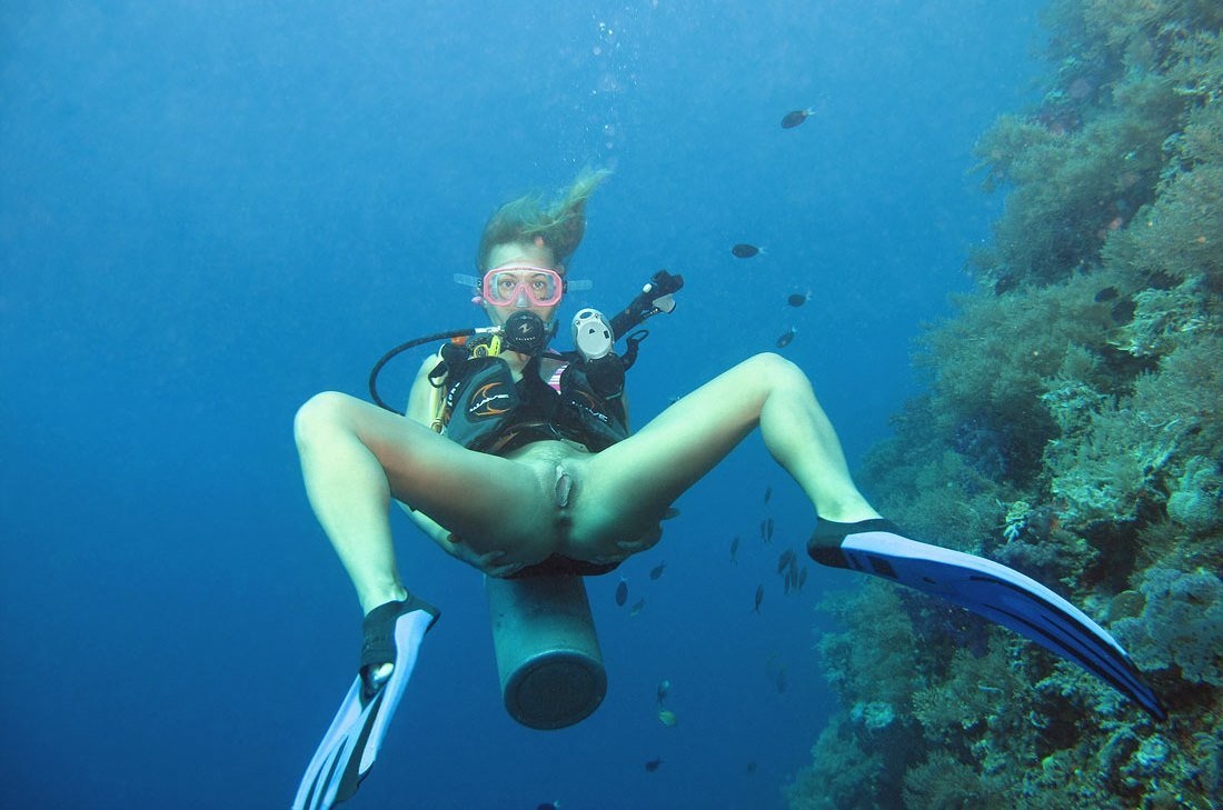 Девушка под водой дайвинг