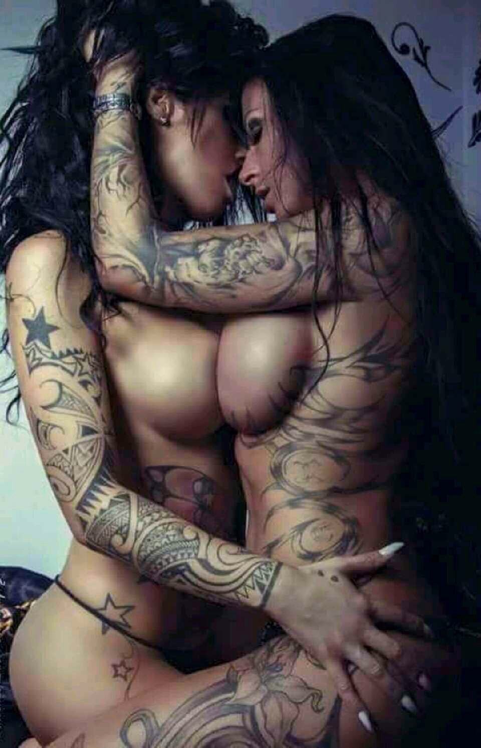 Голые девки с татуировками