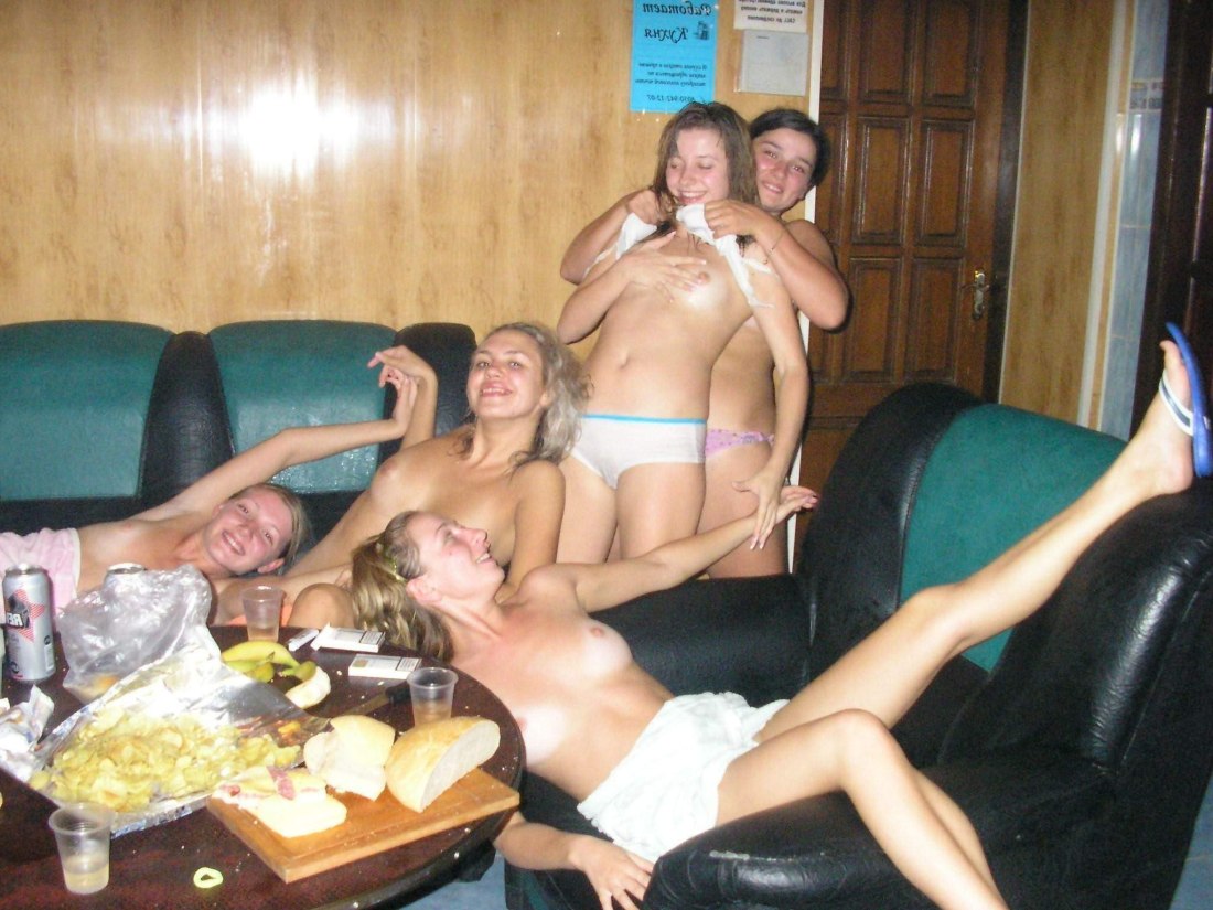 Голые девки в сауне девичник