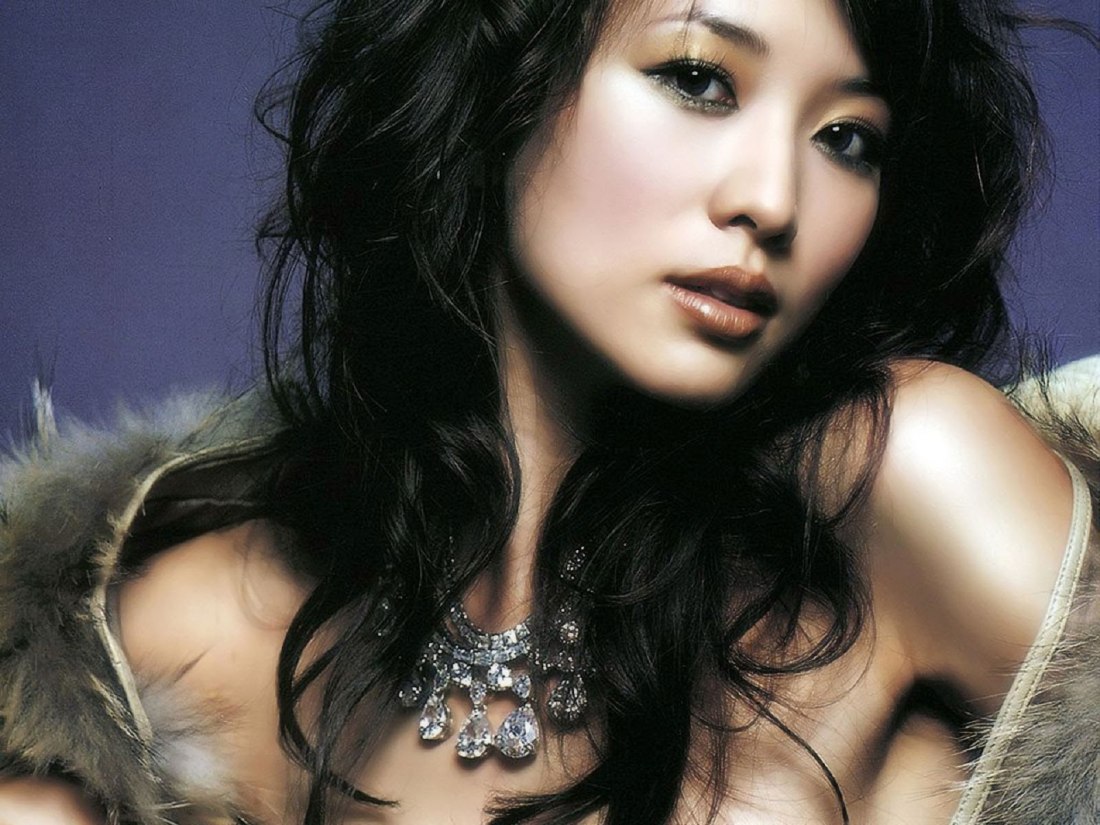 Евгения Манджиева в купальнике