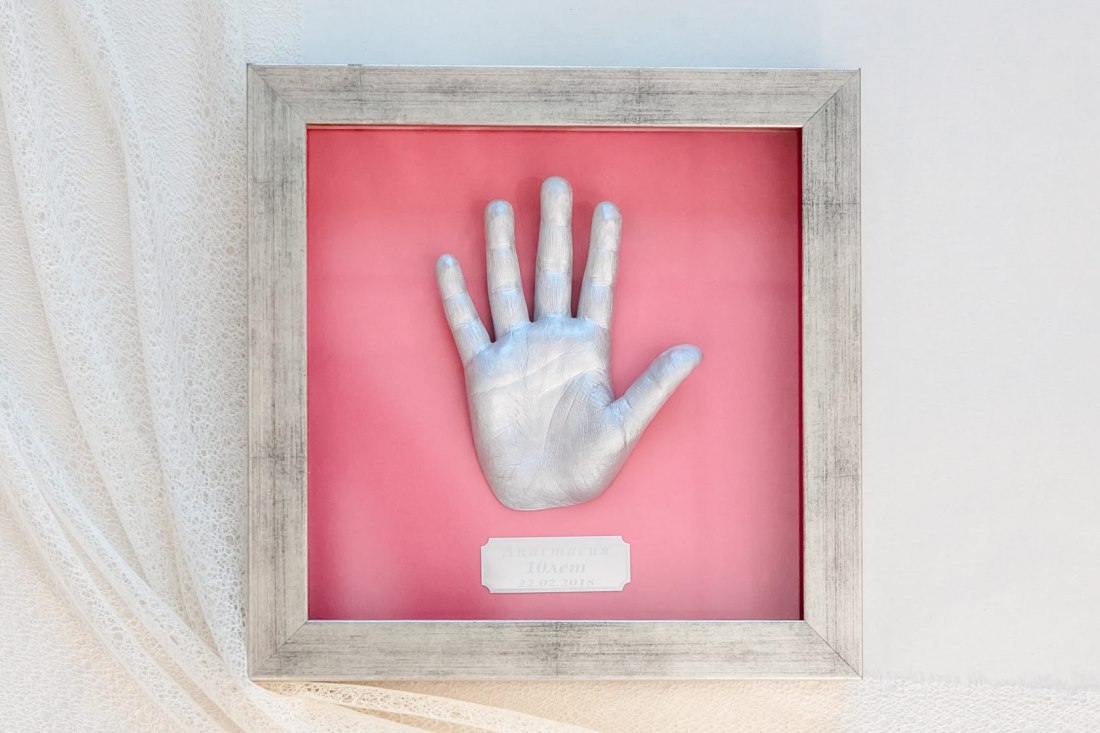 Отпечатки рук на стене декор