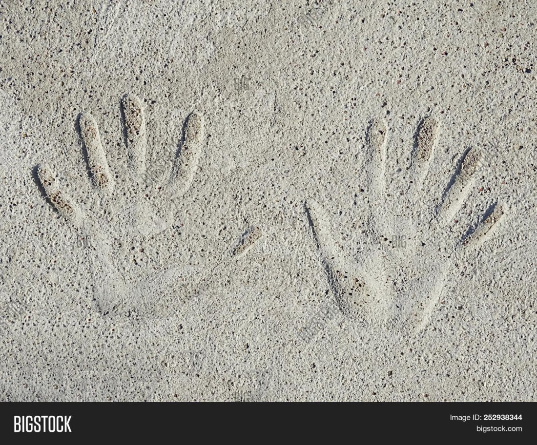 Отпечатки ладошек на бетоне