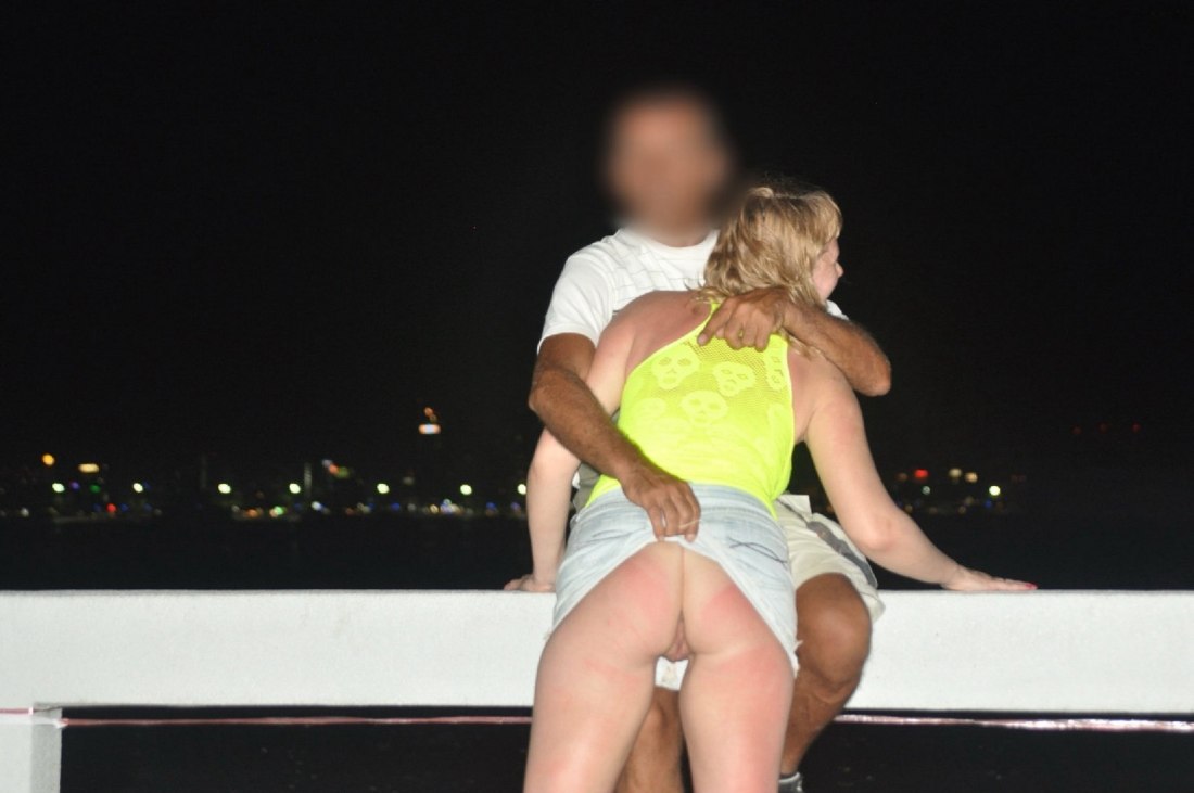 Девушки без трусов под юбкой