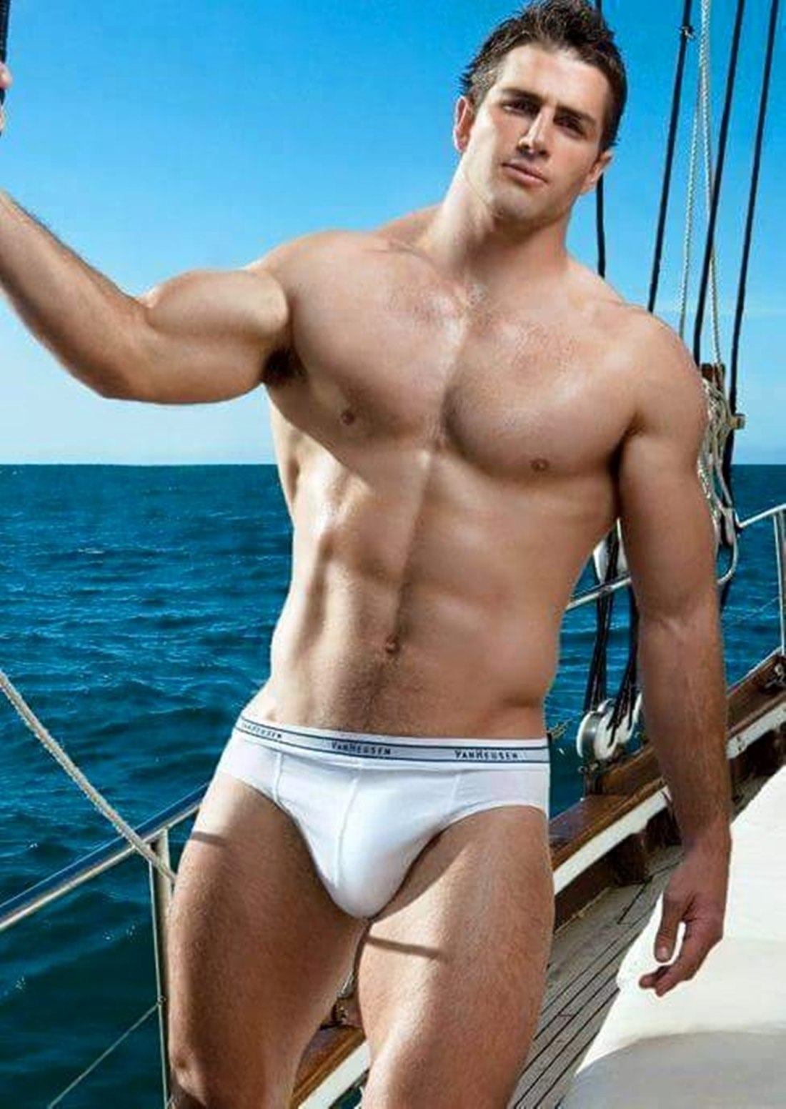 Красивый юноша в трусах