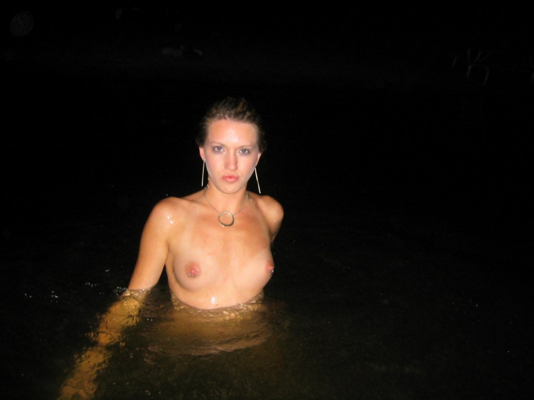 Пьяные голые женщины на природе