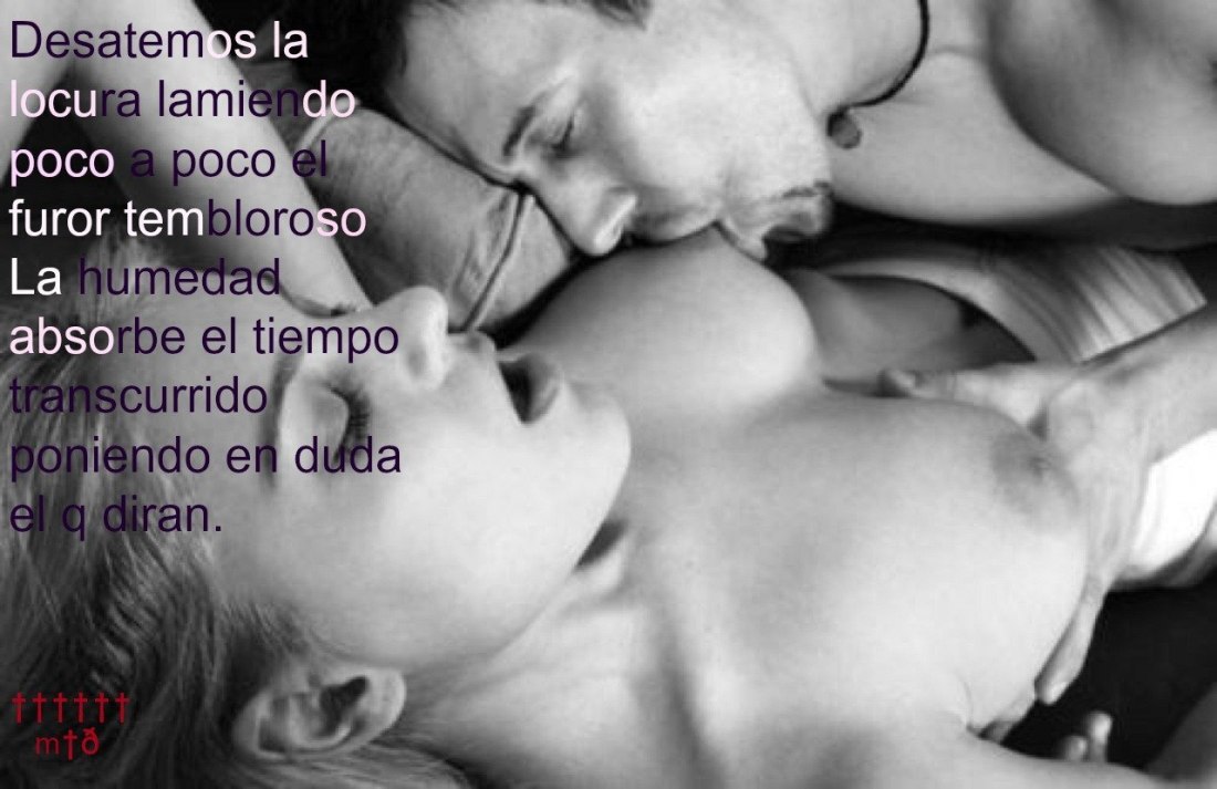 Мужчина ласкает женскую грудь