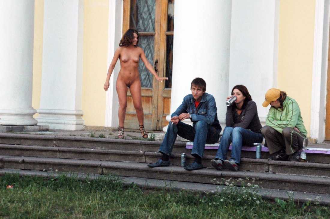 Девушка показывает киску на улице