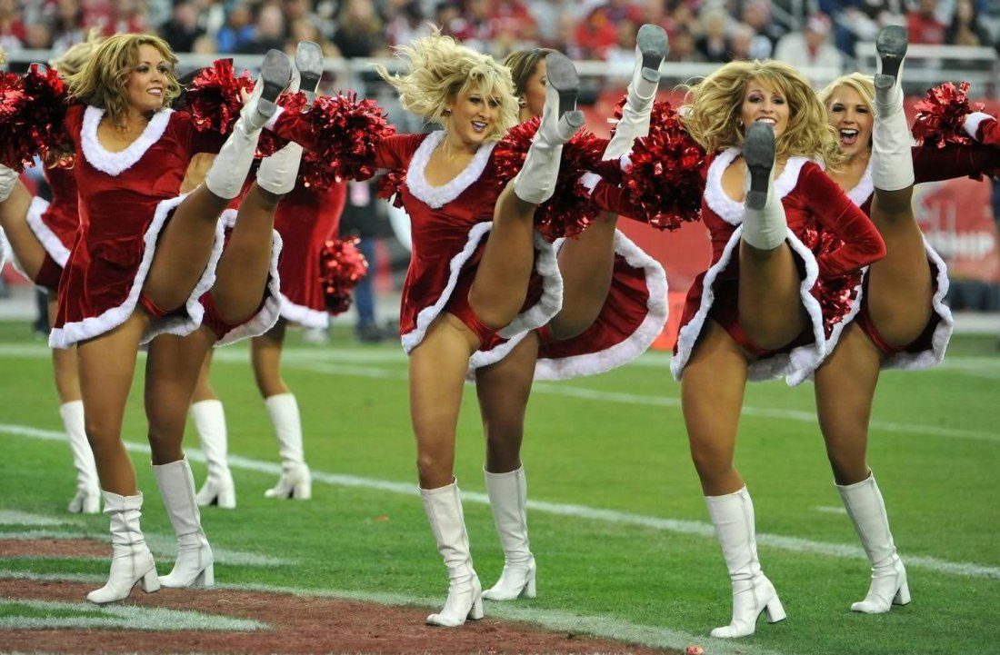 Голые девки в раздевалке