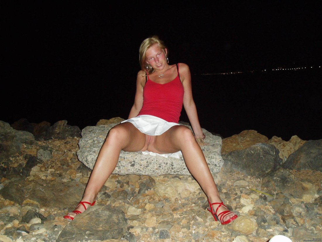 Девушки без трусов на лежаке