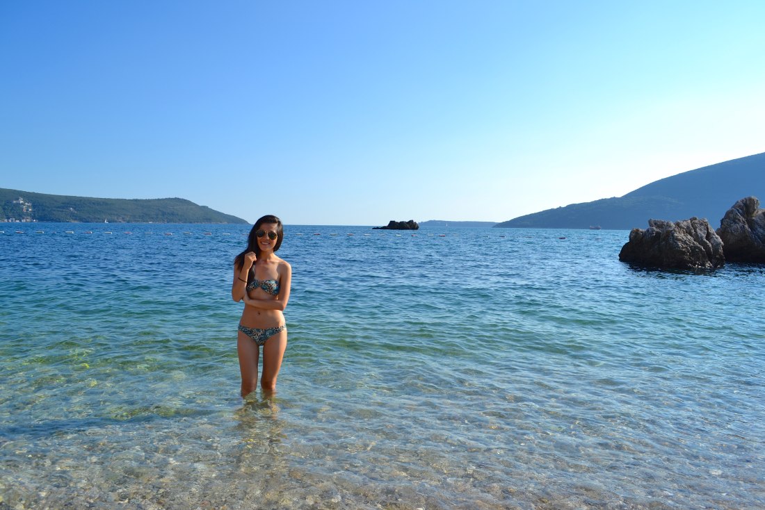 Голые женщины на берегу моря