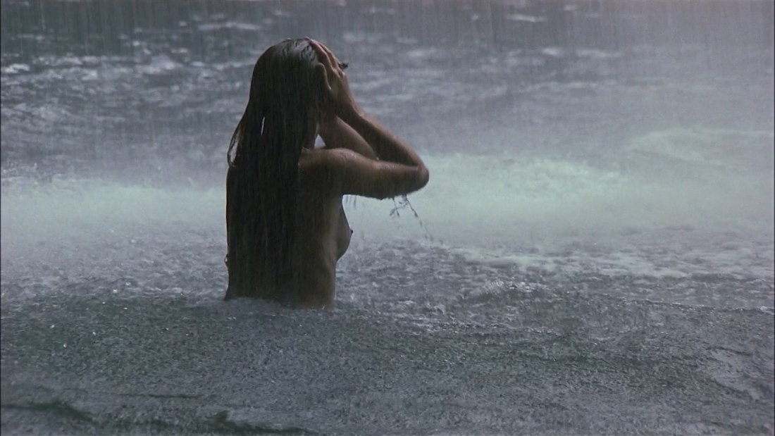 Мила Йовович голубая Лагуна голая