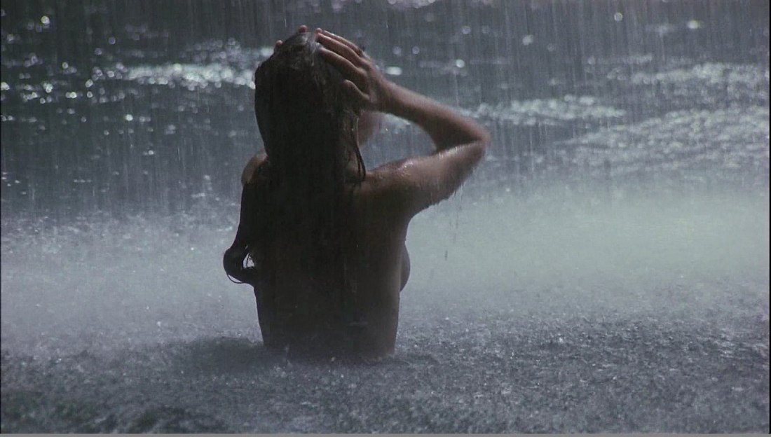 Мила Йовович голубая Лагуна