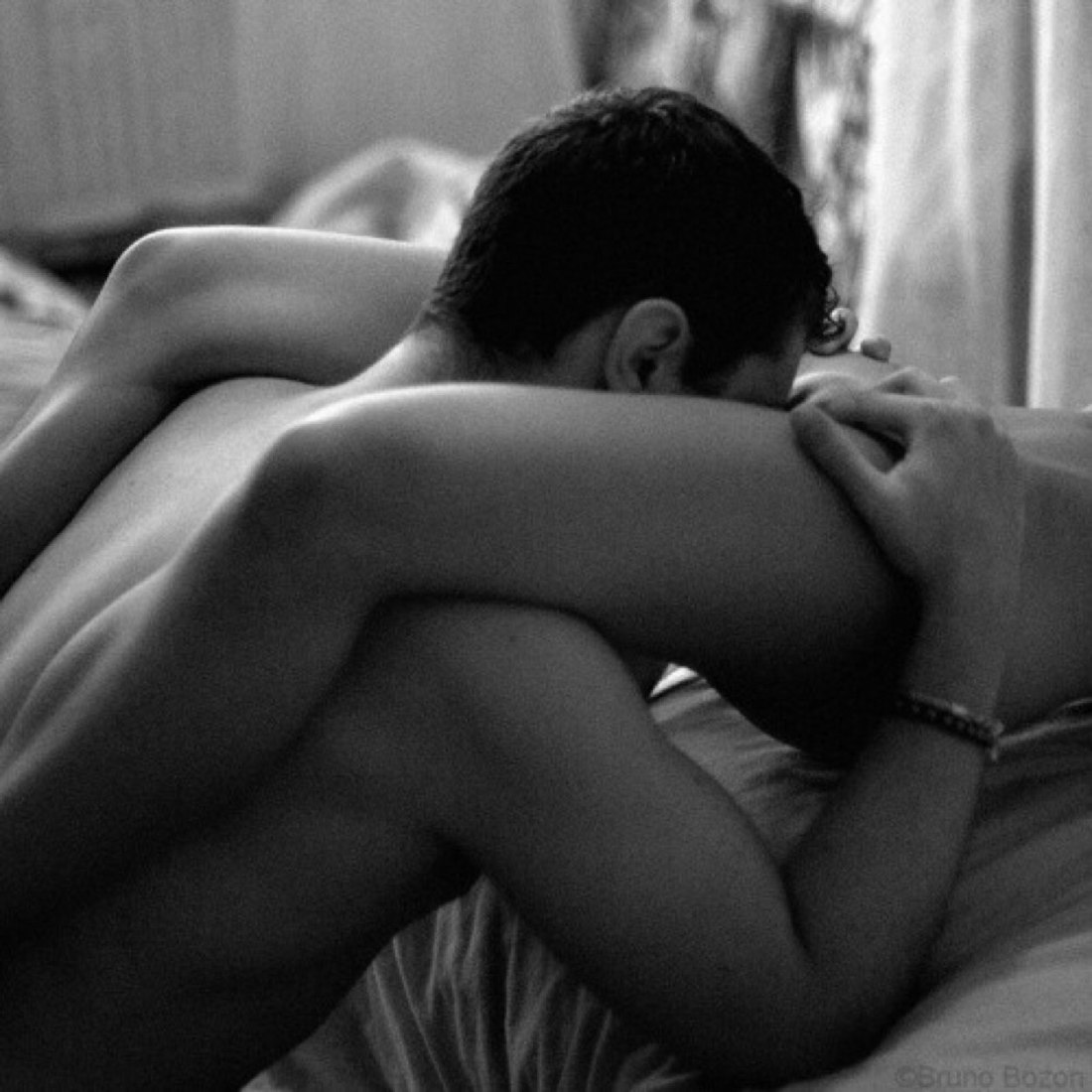 Целует спину