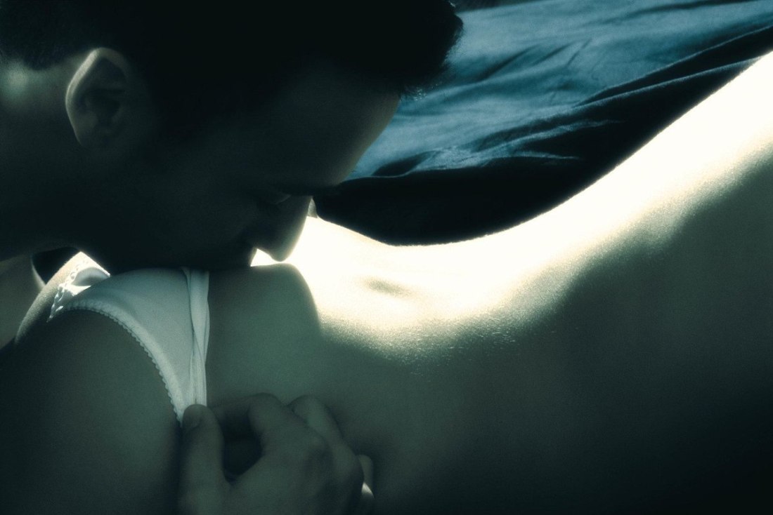 Целует живот