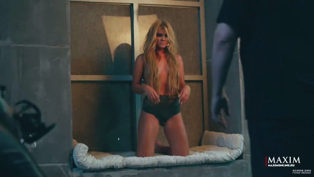 Голые блондинки на диване сиськи