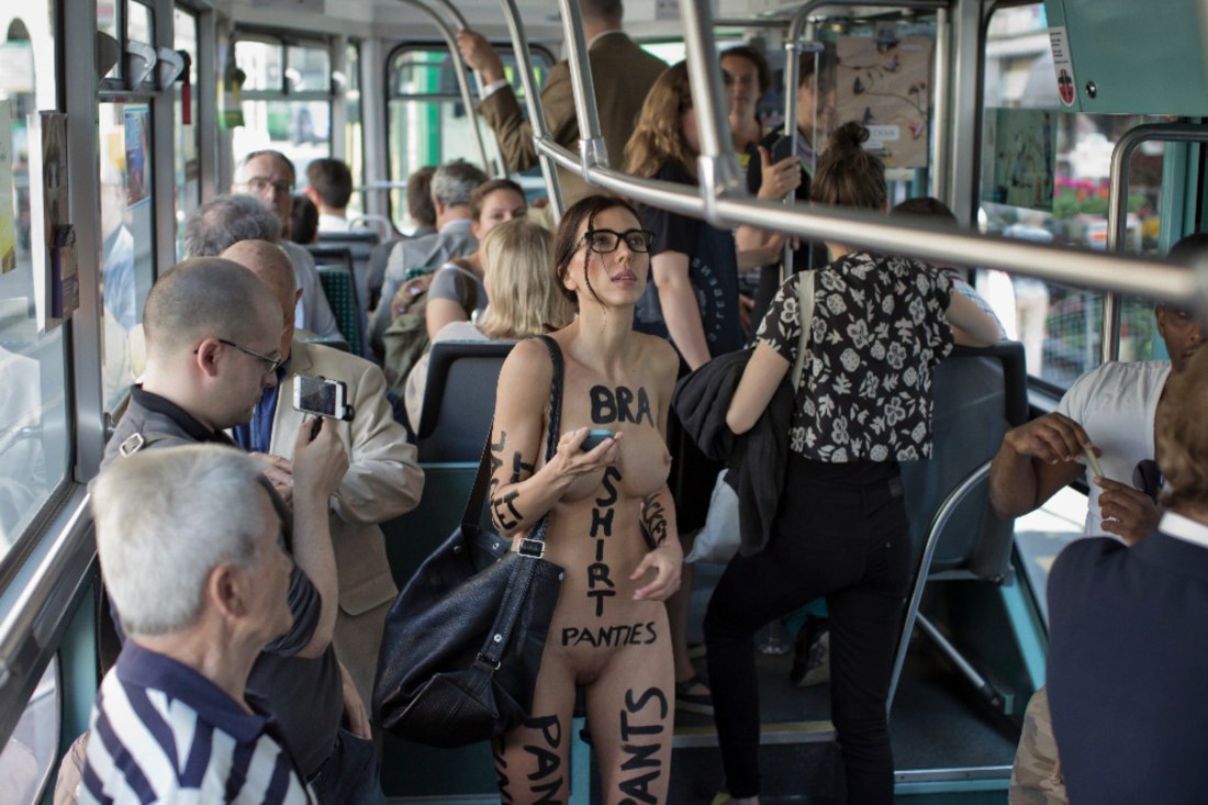 голые люди в автобусе