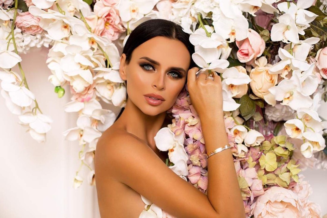 Виктория Романец готовит еду