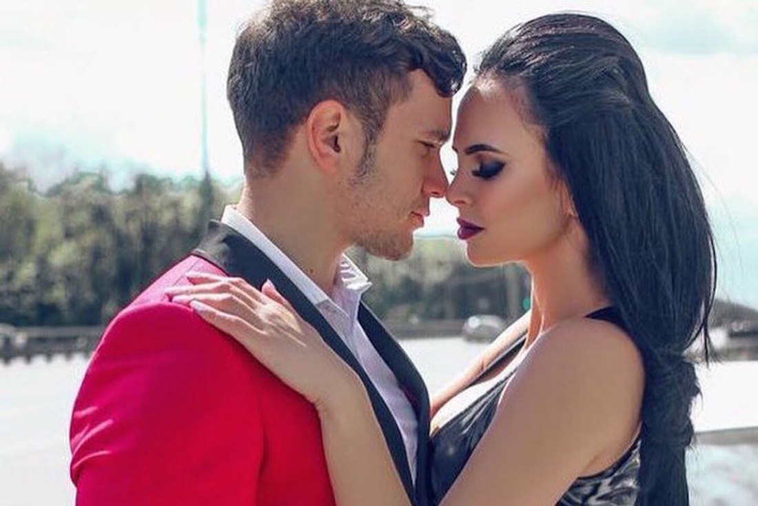 Вика Романец ножки