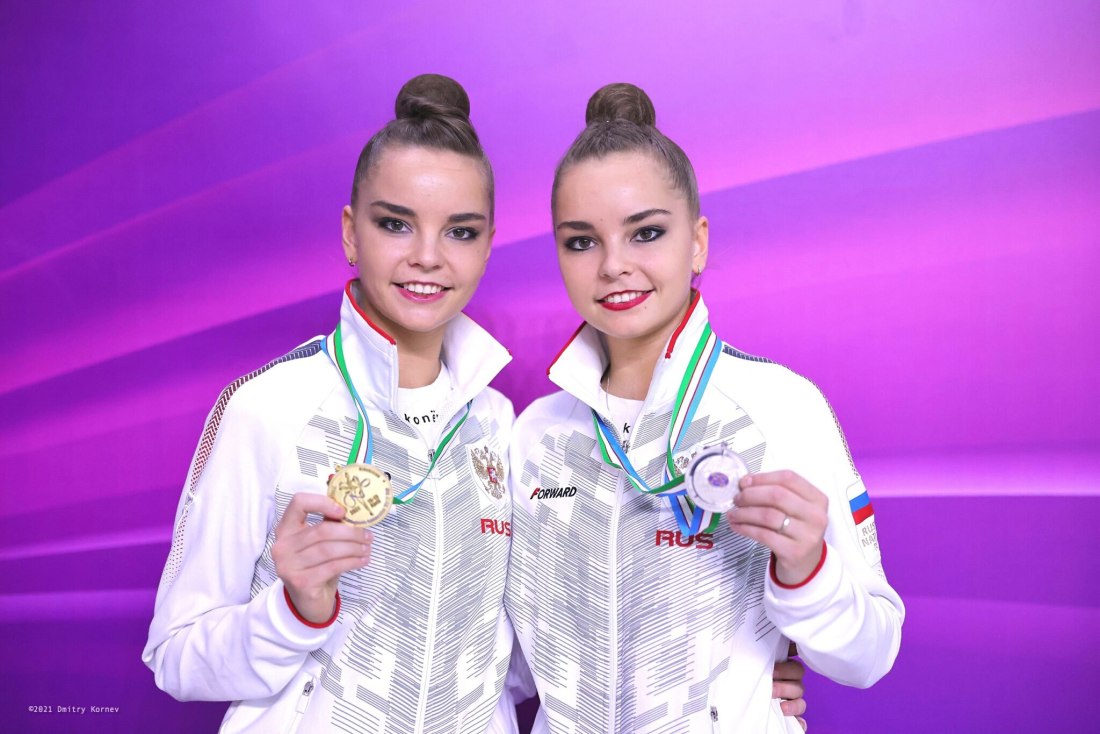 Сестры Близнецы голышом