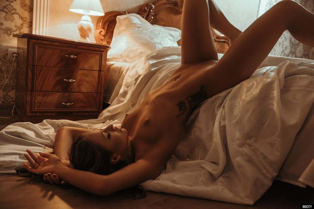 Голые красотки в отеле