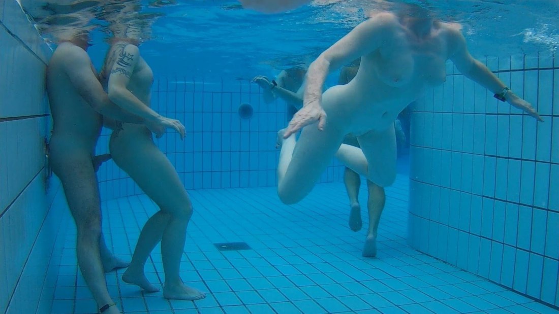 Трах 15 ти летней девочки в аквапарке