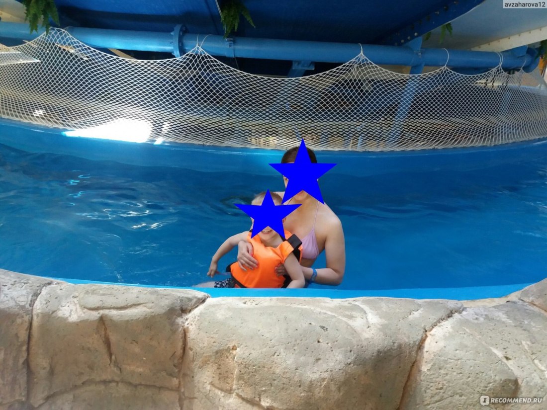 Голые женские попы в бассейне