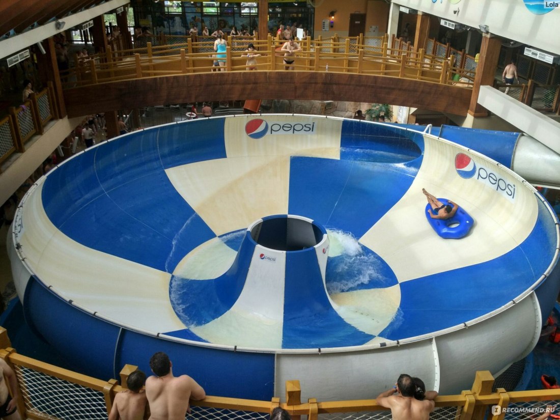 Энджел дарк у бассейна