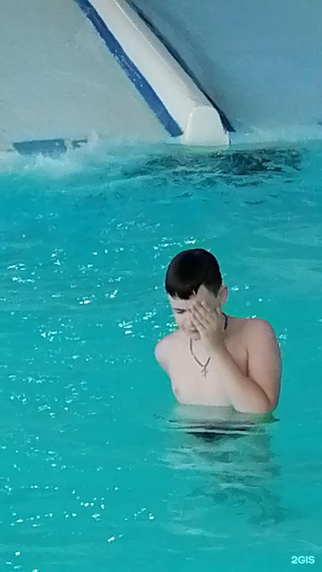 Скрытая камера в бассейне