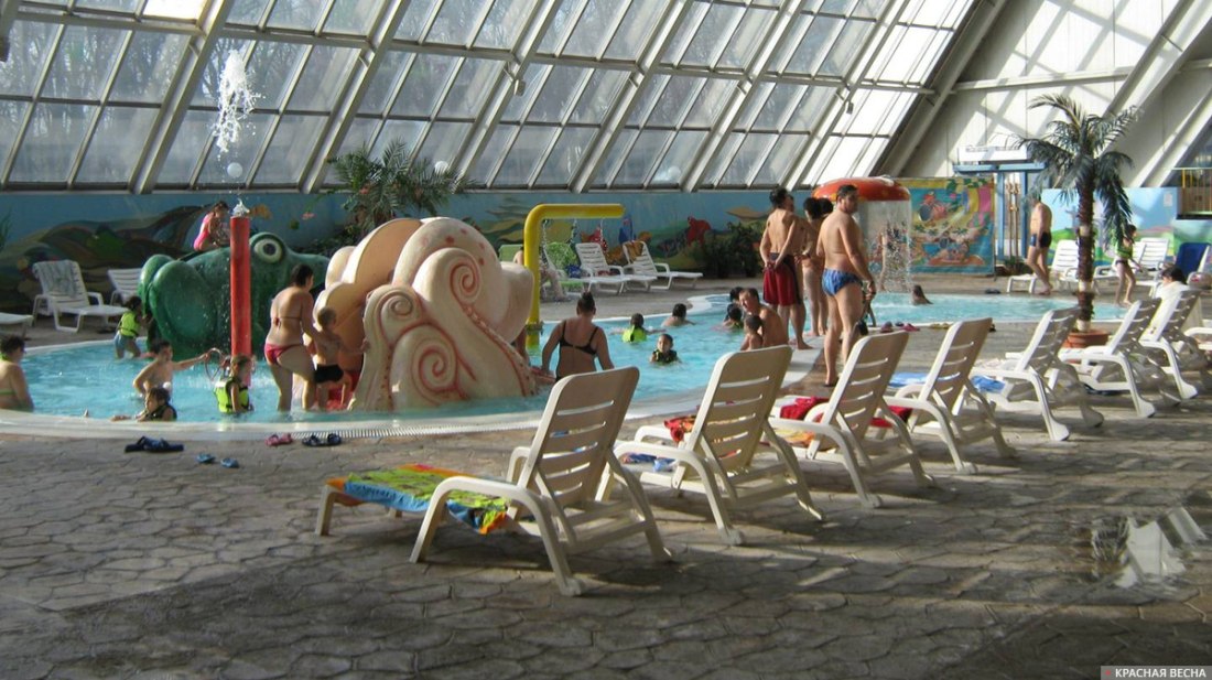 Девушки на Горках в аквапарке