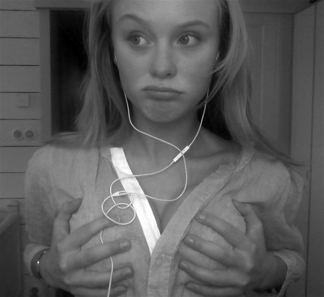 Шведская красавица Бьорг Ларсон голая