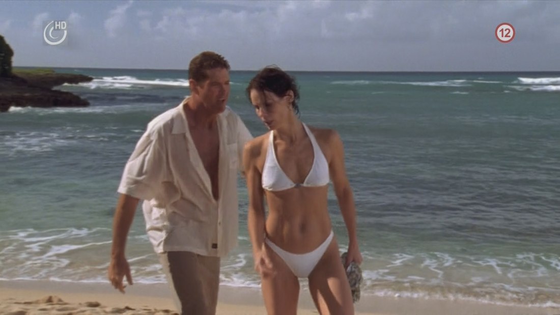 Голая блондинка лежит на полу