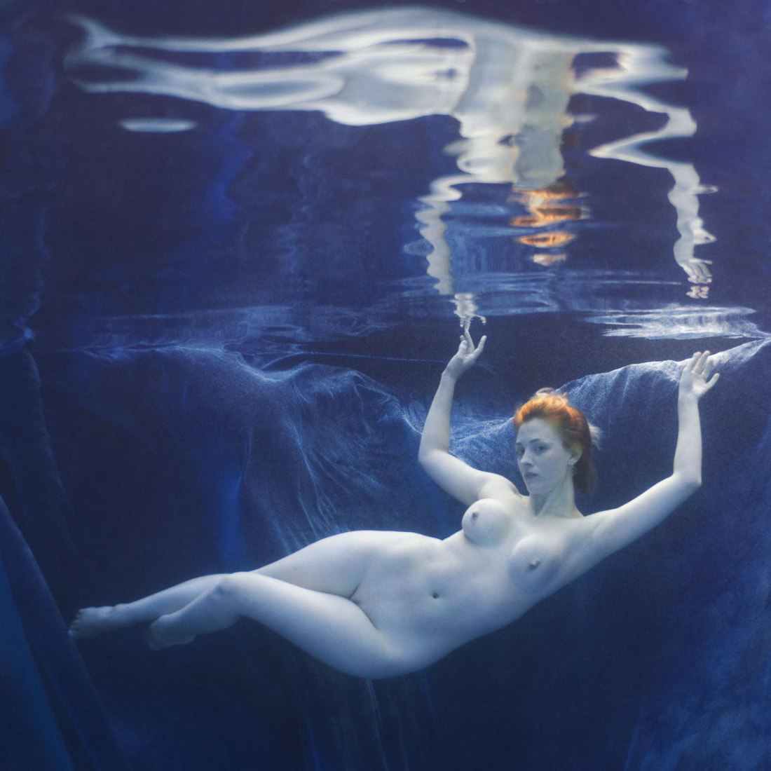 Голые русалки под водой