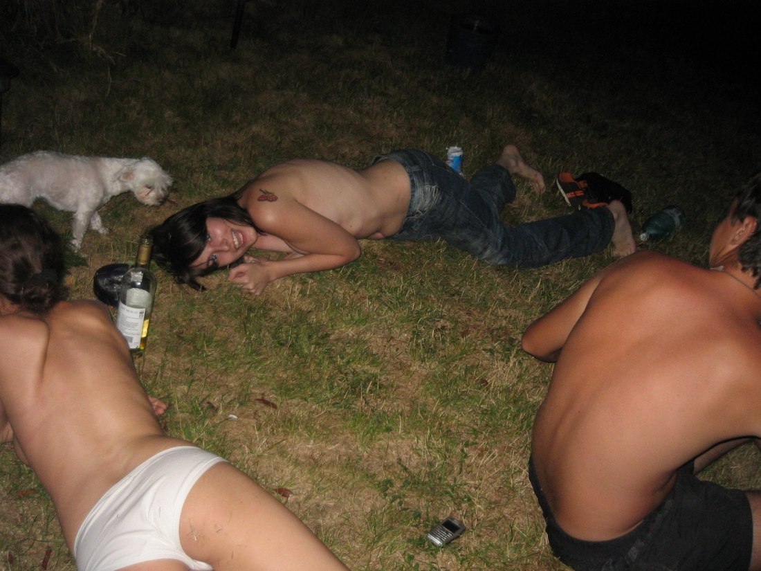 Раздевают девчонок на вписке