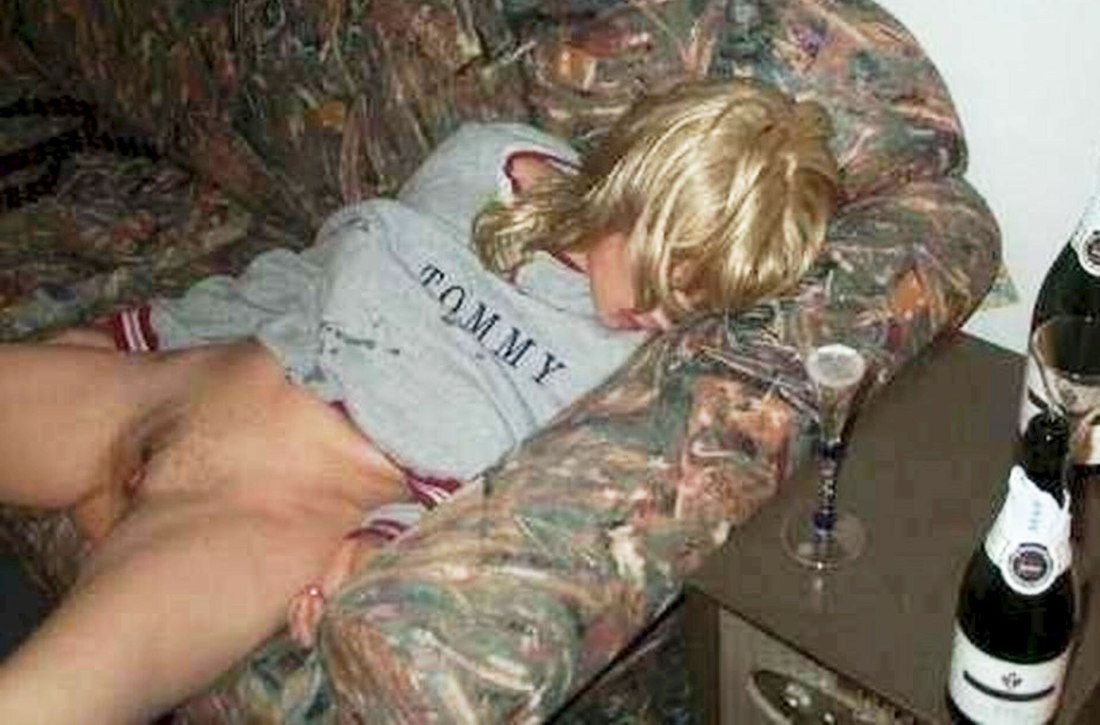 Голые женщины развлекаются