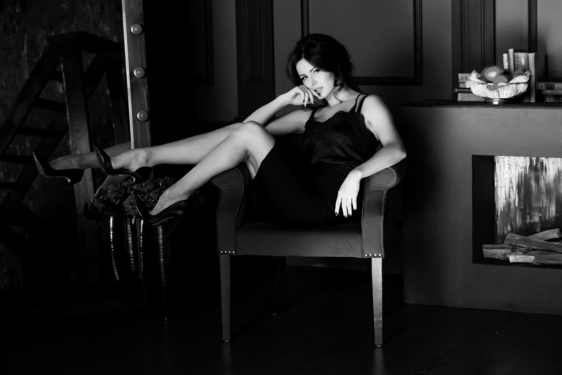 Ню в полотенце на голове