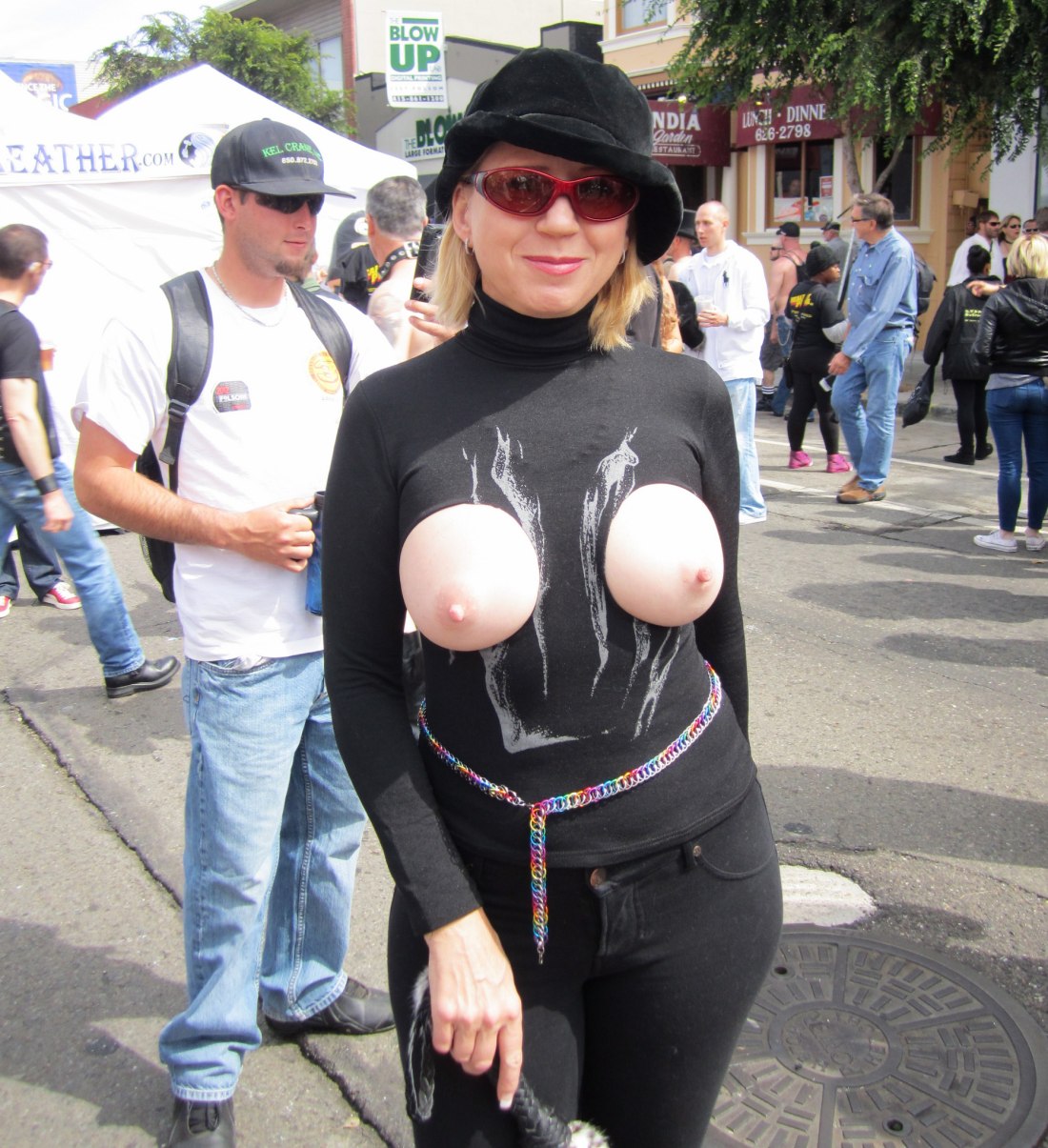 Красивые сиськи в общественном месте