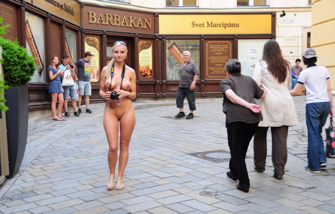 Русские девушки обнажаются на публике