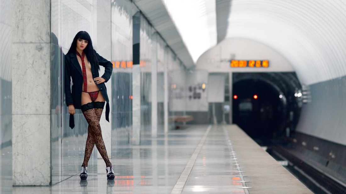 Голые женщины на рельсах