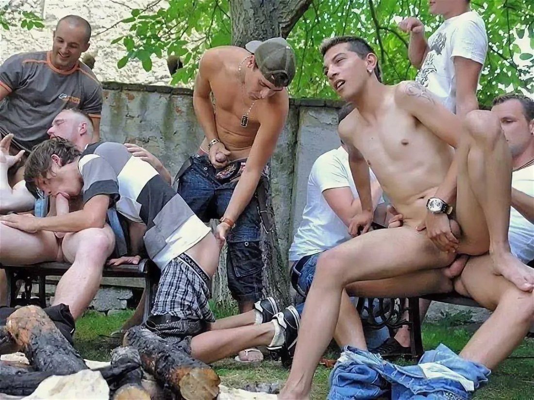 Голые мужчины на улице зимой